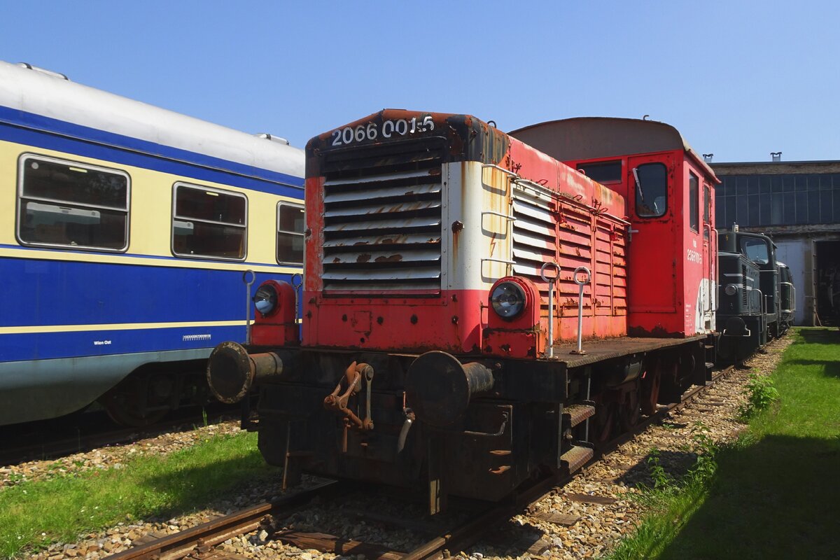 Das Einzelst�ck 2066 001 entstand in �sterreich nach den 2. Weltkrieg aus das Wrack der Wehrmachtsdiesellok HF25 901 in Wiener Neustadt. Ab 1955 bis 1994 wurde der umgebauter Lok als 2066.01 ins �BB Werk Floridsdorf eingesetzt und wurde nach ein Verbleib in MIstelbach in leider nicht ganz glori�sen Zustand ins Heizhaus Strasshof gebracht, wo sie am 21 Mai 2023 fotografiert wurde.