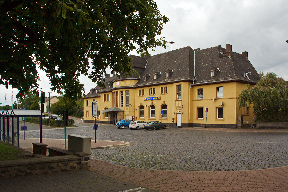 Das Empfangsgeb�ude vom Bahnhof Alsfeld (Oberhess) am 25.08.2014.

Der Bahnhof Alsfeld ist ein Durchgangsbahnhof an den Streckenkilometern 60,3 der Vogelsbergbahn (KBS 635) und 0,0 der 1988 stillgelegten Bahnstrecke Niederaula–Alsfeld. Das Bahnhofsgeb�ude wurde 1914/15 errichtet und ist ein gesch�tztes Baudenkmal.