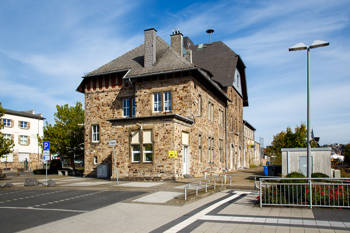 Das Empfangsgebäude Bahnhof Altenkirchen (Westerwald) am 10.10.2021,ein stattlicher Typenbau aus Bruchstein. Es wurde um 1883/84 errichtet. Das Empfangsgebäude, ist leider wie viele hier auf den Nebenstrecken, kein DB-Gebäude mehr.
