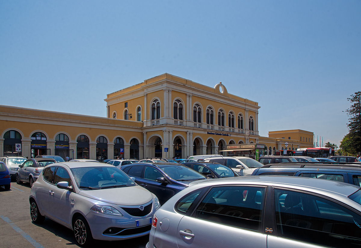 Das Empfangsgebäude vom Bahnhof Catania Centrale am 20.07.2022.

Der Bahnhof Catania Centrale ist der Hauptbahnhof der Stadt Catania auf Sizilien an der Bahnstrecke Messina–Syrakus. Er liegt am Rande der Innenstadt bzw. östlich der Altstadt. Auf dem Bahnhofsvorplatz, dem Piazza Giovanni XXIII, befindet sich ein Busbahnhof der städtischen Buslinien sowie ein Parkplatz. Zudem befindet sie neben dem Bahnhofsvorplatz der U-Bahnhof (Metro-Station) Giovanni XXIII der Metro Catania, sie bietet Anschlüsse in die Innenstadt und in den Stadtteil Borgo, wo wiederum die Dieselzüge der Schmalspurbahn Circumetnea erreicht werden.
