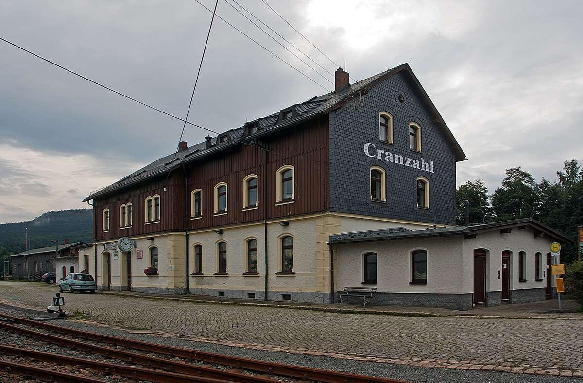 
Das Empfangsgebäude vom Bahnhof Cranzahl  im Erzgebirgskreis in Sachsen am 26.08.2013. 

Die Station liegt an km 10,56 der normalspurigen Bahnstrecke VejprtyࠓAnnaberg-Buchholz unt Bf  (KBS 517) und ist Ausgangspunkt (km 0,0) der 750 mm Schmalspurbahn CranzahlࠓKurort Oberwiesenthal (KBS 518  Fichtelbergbahn ). 

Cranzahl erhielt an der am 3. August 1872 eröffneten Bahnstrecke WeipertࠓAnnaberg einen Bahnanschluss. 1880 wurde der erste Teil des heutigen Empfangsgebäudes errichtet, mit dem  Bau der Schmalspurbahn wurde auch der Bahnhof erweitert (1897).

Im Vordergrund liegen die Anschlußgleise zur Rollgrube und dem BW der Schmalspurbahn.
