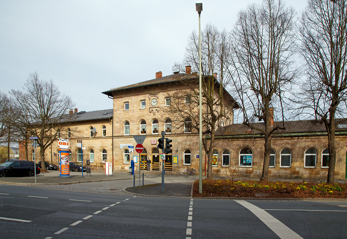 
Das Empfangsgeb�ude vom Bahnhof Kulmbach (Oberfranken) am 27.03.2016, von der Stra�enseite.