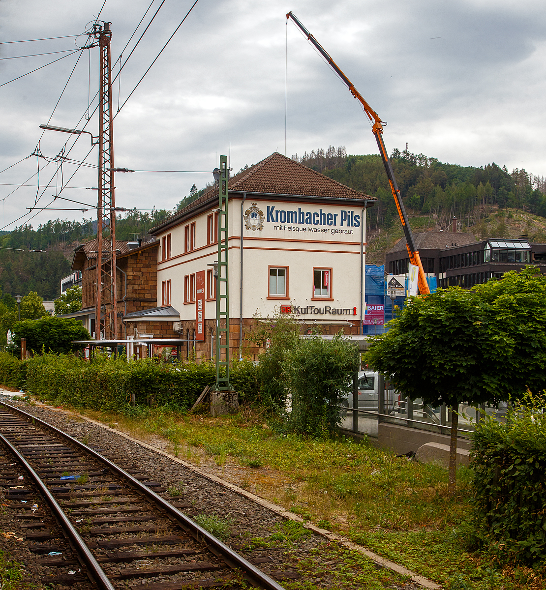 Das Empfangsgebäude vom Bahnhof (Lennestadt-) Altenhundem von der Gleisseite am 29.06.2022. 

Der Bahnhof Lennestadt-Altenhundem ist ein Durchgangsbahnhof an der Ruhr-Sieg-Strecke zwischen Hagen und Siegen auf dem Gebiet der Stadt Lennestadt im Kreis Olpe. Mit Eröffnung der hier abzweigenden Nebenbahnen nach Wenholthausen und Birkelbach entwickelte er sich zu einem bedeutenden Eisenbahnknoten. In der Zeit zwischen 1939 und 1966 waren in Altenhundem allein 40  Jumbo´s , schwere Dreizylinder-Güterzug-Dampflokomotiven der Baureihe 44 stationiert und wurden im hiesigen BW gepflegt und in Stand gesetzt. Mit der Elektrifizierung der Ruhr-Sieg-Strecke (1965) endete in Altenhundem eine traditionsreiche Eisenbahnzeit. Heute ist der Bahnhof des Eisenbahndorfes Altenhundem nur noch eine Betriebsstelle der elektrifizierten Ruhr-Sieg-Strecke.
