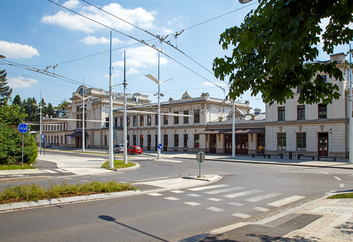 Das Empfangsgeb�ude vom Bahnhof Mari�nsk� L�zně (deutsch Marienbad) von der Stra�enseite am 01.07.2015.