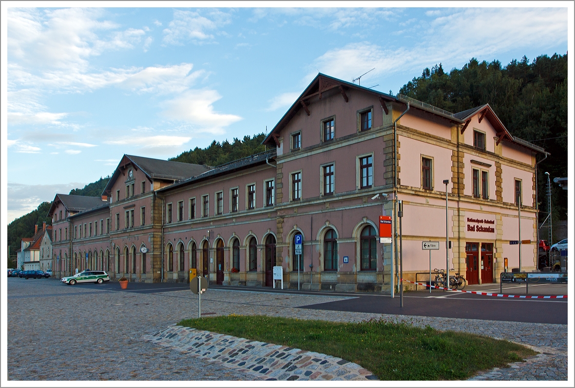 Das Empfangsgebäude und Vorplatz vom Bahnhof Bad Schandau am 26.08.23013. 

Der Bahnhof Bad Schandau ist ein lokaler Bahnknotenpunkt in Bad Schandau in Sachsen. Der Bahnhof liegt am linken Elbufer an der Bahnstrecke DěčínဓDresden-Neustadt, zudem endet die aus Bautzen kommende Bahnstrecke hier. Die Stadt befindet sich auf der rechten Elbseite, eine Fähre und eine Brücke stellen den Verkehr zwischen Bahnhof und Stadt sicher.

Bad Schandau ist Grenzbahnhof im internationalen Verkehr zwischen Deutschland und Tschechien. 