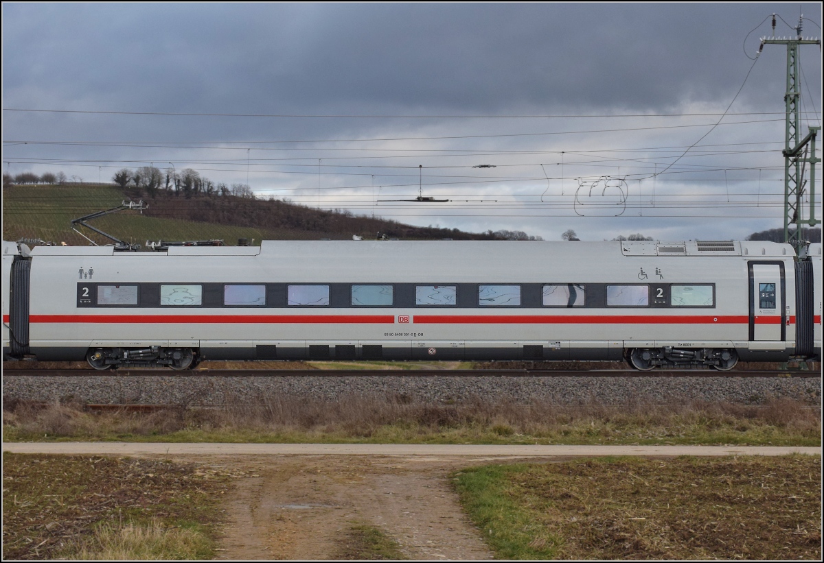 Das erste Exemplar der BR 408 als Überraschungsgast in Schliengen.

Wagen 93 80 5 408 301-0 D-DB von Tfz 8001. Januar 2022.