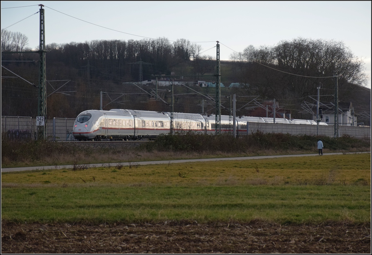 Das erste Exemplar der BR 408 als Überraschungsgast in Schliengen.

Tfz 8001 mit Endwagen 93 80 5 408 501-9 D-DB hinten fädelt auf die Neubaustrecke zum Katzenbergtunnel ein. Ich vermute mal, das wird mehr als eine Testfahrt nach Basel. Januar 2022.