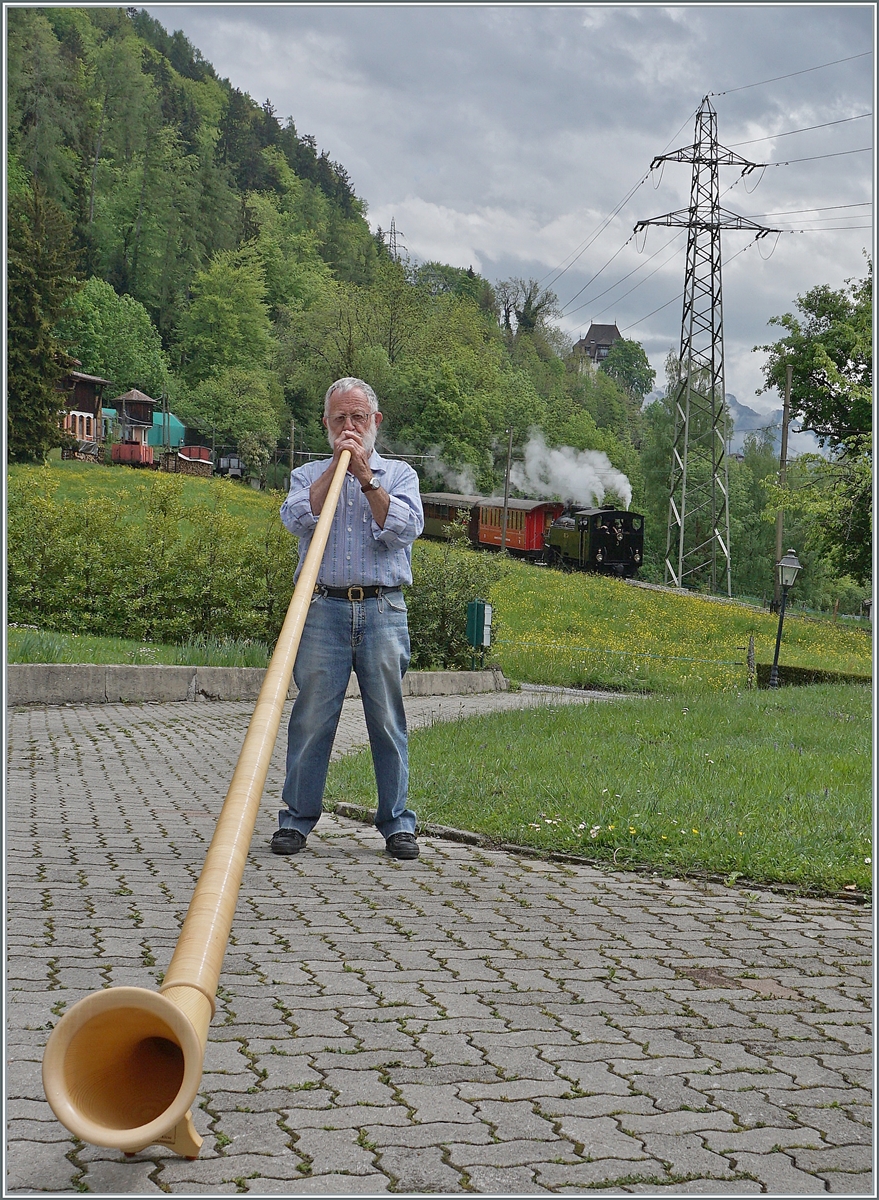 Das etwas andere Bild zur Saisoneröffnung der Blonay-Chamby Bahn: Während im Hintergrund die BFD HG 3/4 N° 3 mit ihrem Zug bei Chaulin in Richtung Blonay dampft, erklingen im Vordergrund herrliche Alphornklänge. 
(Der Alphornbläser ist mit der Veröffentlichung einverstanden) 

3. Mai 2025