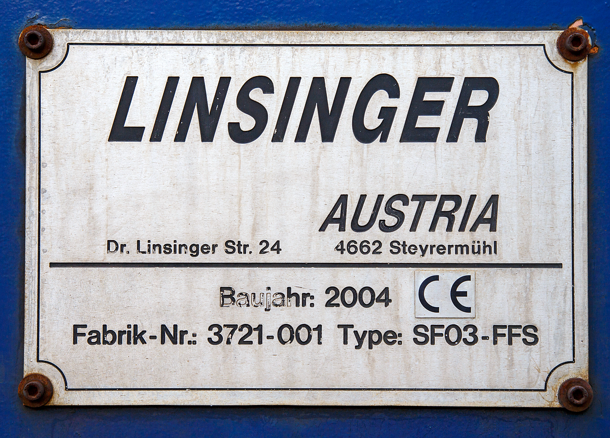 
Das Fabrikschild von dem LINSINGER Schienenfräszug SF 03 FFS, Schweres Nebenfahrzeug Nr. 99 80 9427 019-1 D-ALPHA (ex 97 33 07 502 18-5), der Alpha Rail Team GmbH & Co. KG, Berlin, abgestellt am 11.06.2016 in Betzdorf (Sieg).