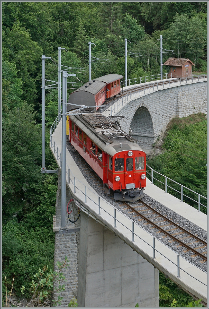 Das  Festival Suisse de la vapeur  (Schweizer Dampffestival 2025) zeigt auch immer wieder herrliche elektrische Züge, wie hier den Rhb Bernina Bahn ABe 4/4 I 35 der Blonay Chamby Bahn mit seinem  Riviera-Belle Epoque  Zug auf der Fahrt von Chaulin nach Vevey beim Überqueren des  neune  Baye de Clarens Viadukts. 

8. Juni 2025