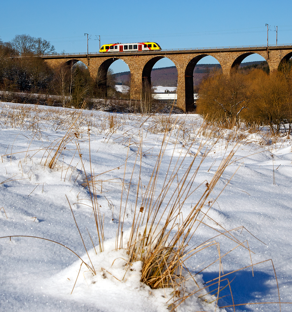 
Das gleiche Bild, wie mein 2000ste bei Bahnbilder.de, nur ein ganz anderer Zuschnitt...

Ein Alstom Coradia LINT 27 (BR 640) der HLB (Hessische Landesbahn) fährt am 21.01.2017, als RB 95  Sieg-Dill.Bahn  Dillenburg - Siegen, Umlauf RB 61668, über den Rudersdorfer Viadukt in Richtung Siegen.