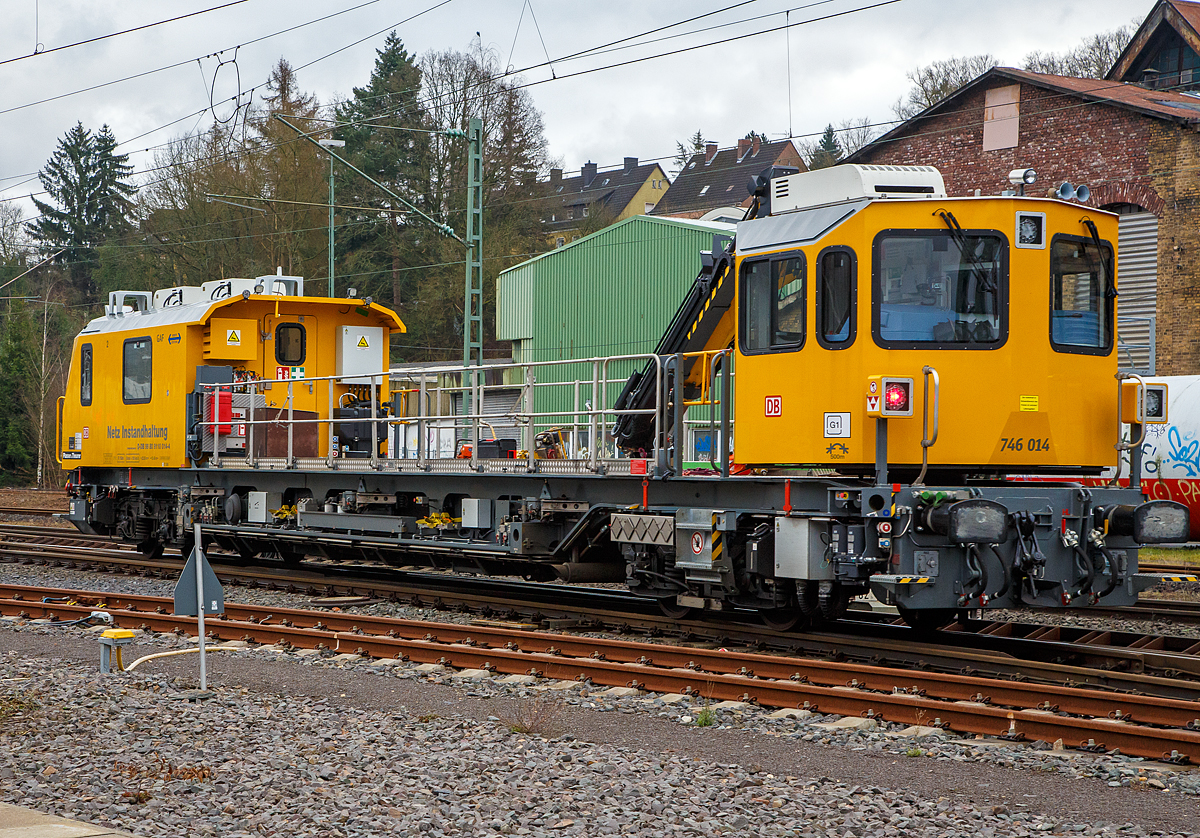 Das Gleisarbeitsfahrzeug „Hummel“ 746 014 (99 80 9110 014-4 D-DB), ein neues Plasser & Theurer GAF (MISS-Plattform) der DB Netz AG (Netz Instandhaltung) f�hrt am 18.01.2022 von Betzdorf (Sieg) in Richtung Siegen. Zuvor stand es im Rbf, es kam wohl �ber die Hellertalbahn aus Richtung Herdorf und bevor es �ber die Siegstrecke in Richtung Siegen weiterfahren konnte, musste es erst den planm��igen Personenverkehr abwarten.

Das Gleisarbeitsfahrzeug (GAF) wurde 2019 von Plasser & Theurer in Linz (�sterreich) unter der Fabriknummer 6702 gebaut.

Der Maschinenpool der DB Netz AG wird derzeit im Bereich der Gleisarbeitsfahrzeuge (GAF) umfangreich modernisiert. Neue Baureihen, neue Fahrzeugtypen und neue M�glichkeiten auf Basis der MISS-Plattform, von der sukzessive immer mehr Typen in Betrieb gehen. Aktuell sind 28 Fahrzeuge der neuen Baureihe 746.0 ausgeliefert. Sie sind f�r eine ganze Palette unterschiedlicher Eins�tze an der Strecke vorgesehen und untereinander dennoch weitestgehend gleich.

Vorab waren bereits zwischen August und November 2017 drei �hnliche Gleisarbeitsfahrzeuge (Baureihen 747.0 und 747.1) in Betrieb genommen worden, die schon l�nger bereits an ihren Einsatzstellen Leipzig, Hamburg und Murnau (Karwendelbahn) im Einsatz sind. Die 23 m langen Gleisarbeitsfahrzeuge der BR 746.0 ersetzen jeweils einen �lteren Gleiskraftwagen unterschiedlicher Bauart samt Anh�nger. 

Zur MISS-Plattform geh�ren im Maschinenpool der DB Netz AG unterschiedliche Fahrzeuge, die nach gleichen Grunds�tzen konstruiert sind und eine erkennbare „Familien�hnlichkeit“ haben. Die neuen Gleisarbeitsfahrzeuge der BR 746.0 sind von etwas leichterer Bauart, aber wiederum f�r ein ganzes B�ndel von Aufgaben vorgesehen. Die Fahrzeuge der MISS-Plattform werden ausschlie�lich f�r die DB Netz AG gefertigt.

Die GAF der BR 746.0 verf�gen �ber vielf�ltig nutzbare, besonders gro�e Ladeplattformen. Selbst Weichenteile finden hier Platz. Langmaterial wie Schienen bis 20 m St�ckl�nge k�nnen zudem seitlich im Rahmen auf speziellen Auflagern mitgef�hrt werden. Alle Fahrzeuge dieser Baureihe lassen sich bei Bedarf untereinander in Doppeltraktion einsetzen. Angeh�ngte Wagen (gebremst) k�nnen bis zu einem
Gesamtgewicht von 80 t mitgef�hrt werden, technisch m�glich sind sogar bis zu 480 t. Der maximale Tankvorrat an Diesel erm�glicht 1.000 km Fahrstrecke oder zirka 49 Stunden ununterbrochenen Arbeitseinsatz.

Unterflurantrieb im Rahmen:
Die klimatisierte, helle und elastisch gelagerte Kabine am Wagenende 2 der Gleisarbeitsfahrzeuge der BR 746.0 und die Drehkrankabine im bekannten, 2014 eingef�hrten, Design der MISS-Plattform bieten in Summe Platz f�r 11 Mitarbeiter (inklusive Triebfahrzeugf�hrer). Die Kabinen sind die bislang kompaktesten aller MISS-Fahrzeuge, sie weisen dennoch im Sozialtrakt den vollen Funktionsumfang von Aufenthaltsbereich bis Bordtoilette auf. Die k�rzer gebaute Kabine hat zur Folge, dass Antriebsaggregate vollst�ndig in den Rahmen verlagert werden mussten. Eine L�ngsseite ist nun, kaum sichtbar, von
den erforderlichen L�ftern dominiert, w�hrend der Dieselmotor nahe dem Triebdrehgestell in Rahmenmitte ruht. Obwohl damit die Einhausung des Dieselmotors und seiner L�fter im Aufbau entf�llt, ist der Motor leise und das Fahrzeug erf�llt alle Anforderungen der europ�ischen TSI Noise (Technische Spezifikation Interoperabilit�t L�rm).

Der Achtzylinder-Motor von Deutz mit 480 kW Leistung, seine Abgasf�hrung mit SCR-Katalysator (AdBlue) und Partikelfilter sowie die Schalld�mpfer bilden eine weitgehend kompakte Einheit. Der hydrodynamische Antrieb stammt von der Firma Voith und ist f�r alle MISS einheitlich, was wiederum der Ersatzteilbevorratung n�tzt. Ebenfalls unterflur sind im Rahmen mehrere Werkzeugkisten untergebracht, eine davon ist direkt von der Ladeplattform aus durch eine Bodenklappe zug�nglich.

Alle Gleisarbeitsfahrzeuge der BR 746.0 sind f�r Schneer�umtechnik vorbereitet. Das Gleisarbeitsfahrzeug der BR 747.0 (Karwendelbahn) ist mit Fr�se (nur Wagenende 2), Pflugschar oder einem rotierendem Besen und optional zus�tzlich mit einer speziellen Kahlbacher-Fr�se am Palfinger-Kran aufr�stbar. Das erforderliche Gegengewicht f�r den Kran am Wagenende 1 wird von einer bei allen MISS Arbeitsfahrzeugen einheitlichen Kabine gebildet. Sie bietet dem Triebfahrzeugf�hrer und dem Lotsen f�r die Fahrt Streckensicht und zugleich bei Kraneins�tzen einen Witterungsschutz. Unabh�ngig davon l�sst sich der Kran selbstverst�ndlich auch per Funk fernsteuern. Abst�tzungen sind beim Kraneinsatz nicht erforderlich. Das ist nicht nur eine Erleichterung f�r die Arbeit des eingesetzten Personals, die Krane sind so auch schneller und flexibler.

Ausr�stungen f�r verschiedene Einsatzprofile:
Alle Fahrzeuge der BR 746.0 werden mit den entsprechenden Vorrichtungen f�r den Anbau von Winterdienstger�ten wie Pflugschar, rotierendem Besen oder Fr�sschleuder vorbereitet und betrieblich zugelassen. Am Kran ist au�er dem Lasthaken auch Zweischalen- oder Holzgreifer montierbar, ebenso alternativ ein Arbeitskorb. F�r spezielle Eins�tze f�hrt der Kran dieser Baureihe je nach Anforderung auch Forstmulcher oder Asts�ge. So sind diese Fahrzeuge auch f�r vorbeugende Vegetationsarbeiten einsetzbar.

F�r entsprechende, sichere Ablagem�glichkeiten der Zusatzger�te auf der Plattform ist gesorgt. Die Ladeplattform selbst ist dabei an ihren L�ngsseiten au�en von in L�ngsrichtung klappbaren Gel�ndern begrenzt. F�r den Aufstieg sind separate, beleuchtete Treppen vorgesehen, diese haben eine zus�tzlich abklappbare unterste Stufe f�r mehr Komfort und Sicherheit.

Neben der Fahrbahninspektion und -instandhaltung soll das moderne Gleisarbeitsfahrzeug auch bei der Vegetationspflege im Einsatz sein.

TECHNISCHE DATEN:
Art: dieselhydraulisches, selbstfahrendes Arbeitsfahrzeug
Hersteller: Plasser & Theurer
Spurweite: 1.435 mm
Achsfolge: B’B’
L�nge �ber Puffer: 23.000 mm
Drehzapfenabstand:15.400 mm
Achsabstand in den Drehgestellen: 1.800 mm
Triebraddurchmesser: 920 mm (neu)
H�chstgeschwindigkeit (Hg): 100 km/h (Eigen und geschleppt)
Dieselmotor: Achtzylinder- Dieselmotor von Deutz
Motorleistung: 480 Kilowatt
Eigengewicht: 71 t
Kleinster befahrbarer Gleisbogen: R = 150 m
Zugel. Streckenklasse: B1 oder h�her
Einsatz auf Steilstrecken: genehmigt
Bremse: 2 x E-GP-H mZ (K) C333 
Kran: PALFINGER PKR 29002C, max. Hubmoment 277,6 kNm (28,3 mt)
Zur Mitfahrt zugel. Personen: 11

Einsatzfelder und Funktionen:
1. Inspektion und Instandhaltung:
• Seitliche Schienenverladevorrichtung f�r Transport von Schienenteilen bis 20 Meter L�nge
• Transport von Oberbaumaterialien bis zu einer L�nge von 13 Metern
• Transport von Werkzeugen Unterflur, Zug�nglichkeit der Werkzeuge vom Gleisbereich aus m�glich
• Kran-/ Arbeitskorbbetrieb f�r Arbeiten ohne Abst�tzung (nicht alle Fahrzeuge sind mit Arbeitskorb ausger�stet)
• Schwellenfachgreifer f�r Arbeiten am Oberbau (z.B. Wechsel von Einzelschwellen)
• Einsatz eines Anh�ngers der Baureihe 771.X (H27) als bauartkompatibles Fahrzeug, Fahrzeuge mit Regel-Zug- und Sto�einrichtung sind ebenfalls kuppelbar
• Transport von Anh�ngelasten bis zu 480 Tonnen m�glich
• Bef�rderungsm�glichkeit von bis zu 8 Mitarbeitern der Instandhaltung im Aufenthaltsraum
• WC an Bord
• Antennen-, Tragwerks- und Gleisfeldbeleuchtungsinspektion mit Hilfe des Arbeitskorbes m�glich


2. Vegetationskontrolle / -beseitigung:
Am Fahrzeug k�nnen optional Anbauaggregate der Vegetationspflege angebracht werden, z. B. Mulcher, Ast- und Heckenschere, sowie Holzgreifer.