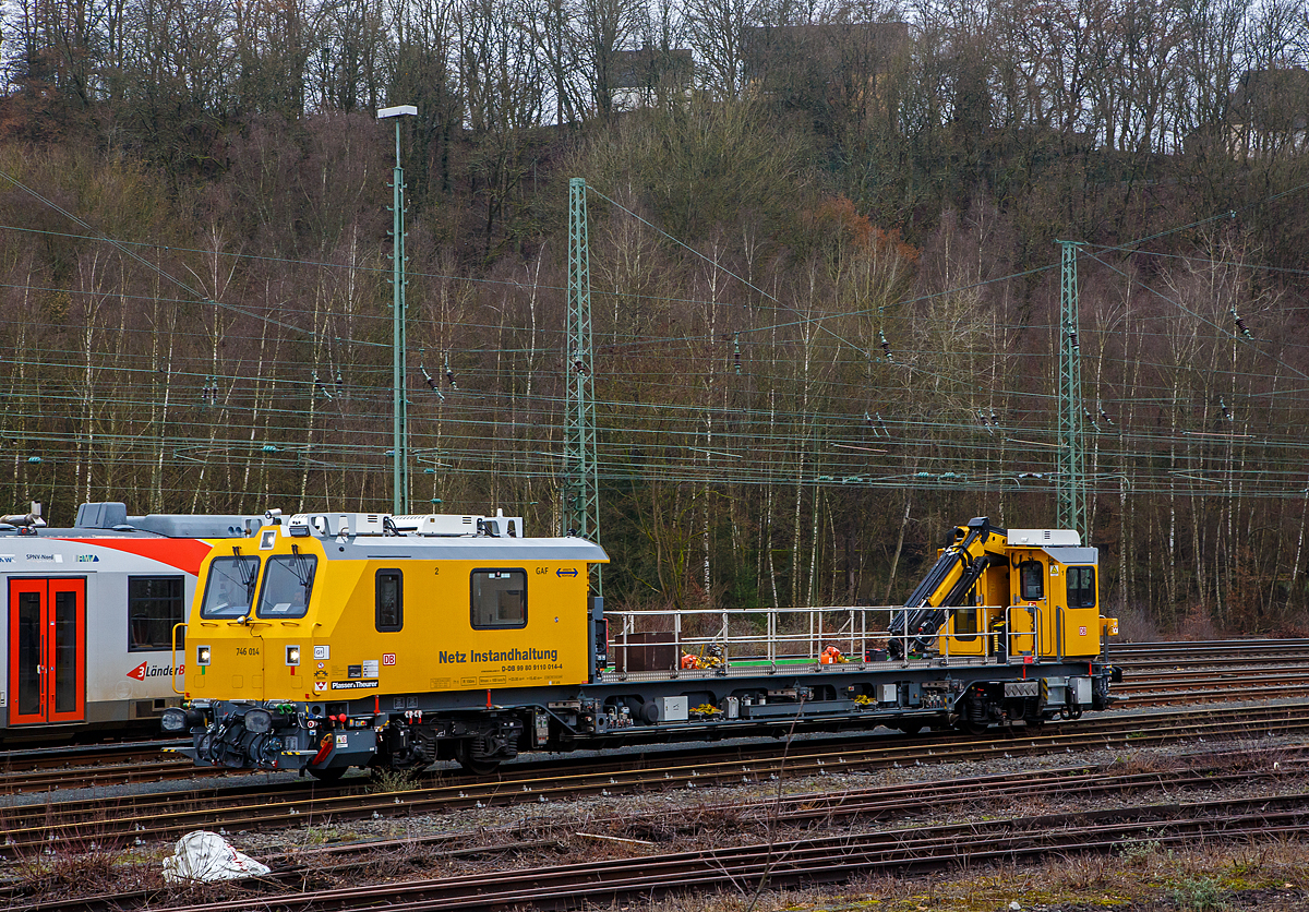 Das Gleisarbeitsfahrzeug „Hummel“ 746 014 (99 80 9110 014-4 D-DB), ein neues Plasser & Theurer GAF (MISS-Plattform) der DB Netz AG (Netz Instandhaltung) ist am 18.01.2022 im Rbf Betzdorf (Sieg). Es kam wohl �ber die Hellertalbahn aus Richtung Herdorf und bevor es �ber die Siegstrecke in Richtung Siegen weiterfahren kann, muss es erst den planm��igen Personenverkehr abwarten. 

Das Gleisarbeitsfahrzeug (GAF) wurde 2019 von Plasser & Theurer in Linz (�sterreich) unter der Fabriknummer 6702 gebaut.

Der Maschinenpool der DB Netz AG wird derzeit im Bereich der Gleisarbeitsfahrzeuge (GAF) umfangreich modernisiert. Neue Baureihen, neue Fahrzeugtypen und neue M�glichkeiten auf Basis der MISS-Plattform, von der sukzessive immer mehr Typen in Betrieb gehen. Aktuell sind 28 Fahrzeuge der neuen Baureihe 746.0 ausgeliefert. Sie sind f�r eine ganze Palette unterschiedlicher Eins�tze an der Strecke vorgesehen und untereinander dennoch weitestgehend gleich.

Vorab waren bereits zwischen August und November 2017 drei �hnliche Gleisarbeitsfahrzeuge (Baureihen 747.0 und 747.1) in Betrieb genommen worden, die schon l�nger bereits an ihren Einsatzstellen Leipzig, Hamburg und Murnau (Karwendelbahn) im Einsatz sind. Die 23 m langen Gleisarbeitsfahrzeuge der BR 746.0 ersetzen jeweils einen �lteren Gleiskraftwagen unterschiedlicher Bauart samt Anh�nger. 

Zur MISS-Plattform geh�ren im Maschinenpool der DB Netz AG unterschiedliche Fahrzeuge, die nach gleichen Grunds�tzen konstruiert sind und eine erkennbare „Familien�hnlichkeit“ haben. Die neuen Gleisarbeitsfahrzeuge der BR 746.0 sind von etwas leichterer Bauart, aber wiederum f�r ein ganzes B�ndel von Aufgaben vorgesehen. Die Fahrzeuge der MISS-Plattform werden ausschlie�lich f�r die DB Netz AG gefertigt.

Die GAF der BR 746.0 verf�gen �ber vielf�ltig nutzbare, besonders gro�e Ladeplattformen. Selbst Weichenteile finden hier Platz. Langmaterial wie Schienen bis 20 m St�ckl�nge k�nnen zudem seitlich im Rahmen auf speziellen Auflagern mitgef�hrt werden. Alle Fahrzeuge dieser Baureihe lassen sich bei Bedarf untereinander in Doppeltraktion einsetzen. Angeh�ngte Wagen (gebremst) k�nnen bis zu einem
Gesamtgewicht von 80 t mitgef�hrt werden, technisch m�glich sind sogar bis zu 480 t. Der maximale Tankvorrat an Diesel erm�glicht 1.000 km Fahrstrecke oder zirka 49 Stunden ununterbrochenen Arbeitseinsatz.

Unterflurantrieb im Rahmen:
Die klimatisierte, helle und elastisch gelagerte Kabine am Wagenende 2 der Gleisarbeitsfahrzeuge der BR 746.0 und die Drehkrankabine im bekannten, 2014 eingef�hrten, Design der MISS-Plattform bieten in Summe Platz f�r 11 Mitarbeiter (inklusive Triebfahrzeugf�hrer). Die Kabinen sind die bislang kompaktesten aller MISS-Fahrzeuge, sie weisen dennoch im Sozialtrakt den vollen Funktionsumfang von Aufenthaltsbereich bis Bordtoilette auf. Die k�rzer gebaute Kabine hat zur Folge, dass Antriebsaggregate vollst�ndig in den Rahmen verlagert werden mussten. Eine L�ngsseite ist nun, kaum sichtbar, von
den erforderlichen L�ftern dominiert, w�hrend der Dieselmotor nahe dem Triebdrehgestell in Rahmenmitte ruht. Obwohl damit die Einhausung des Dieselmotors und seiner L�fter im Aufbau entf�llt, ist der Motor leise und das Fahrzeug erf�llt alle Anforderungen der europ�ischen TSI Noise (Technische Spezifikation Interoperabilit�t L�rm).

Der Achtzylinder-Motor von Deutz mit 480 kW Leistung, seine Abgasf�hrung mit SCR-Katalysator (AdBlue) und Partikelfilter sowie die Schalld�mpfer bilden eine weitgehend kompakte Einheit. Der hydrodynamische Antrieb stammt von der Firma Voith und ist f�r alle MISS einheitlich, was wiederum der Ersatzteilbevorratung n�tzt. Ebenfalls unterflur sind im Rahmen mehrere Werkzeugkisten untergebracht, eine davon ist direkt von der Ladeplattform aus durch eine Bodenklappe zug�nglich.

Alle Gleisarbeitsfahrzeuge der BR 746.0 sind f�r Schneer�umtechnik vorbereitet. Das Gleisarbeitsfahrzeug der BR 747.0 (Karwendelbahn) ist mit Fr�se (nur Wagenende 2), Pflugschar oder einem rotierendem Besen und optional zus�tzlich mit einer speziellen Kahlbacher-Fr�se am Palfinger-Kran aufr�stbar. Das erforderliche Gegengewicht f�r den Kran am Wagenende 1 wird von einer bei allen MISS Arbeitsfahrzeugen einheitlichen Kabine gebildet. Sie bietet dem Triebfahrzeugf�hrer und dem Lotsen f�r die Fahrt Streckensicht und zugleich bei Kraneins�tzen einen Witterungsschutz. Unabh�ngig davon l�sst sich der Kran selbstverst�ndlich auch per Funk fernsteuern. Abst�tzungen sind beim Kraneinsatz nicht erforderlich. Das ist nicht nur eine Erleichterung f�r die Arbeit des eingesetzten Personals, die Krane sind so auch schneller und flexibler.

Ausr�stungen f�r verschiedene Einsatzprofile:
Alle Fahrzeuge der BR 746.0 werden mit den entsprechenden Vorrichtungen f�r den Anbau von Winterdienstger�ten wie Pflugschar, rotierendem Besen oder Fr�sschleuder vorbereitet und betrieblich zugelassen. Am Kran ist au�er dem Lasthaken auch Zweischalen- oder Holzgreifer montierbar, ebenso alternativ ein Arbeitskorb. F�r spezielle Eins�tze f�hrt der Kran dieser Baureihe je nach Anforderung auch Forstmulcher oder Asts�ge. So sind diese Fahrzeuge auch f�r vorbeugende Vegetationsarbeiten einsetzbar.

F�r entsprechende, sichere Ablagem�glichkeiten der Zusatzger�te auf der Plattform ist gesorgt. Die Ladeplattform selbst ist dabei an ihren L�ngsseiten au�en von in L�ngsrichtung klappbaren Gel�ndern begrenzt. F�r den Aufstieg sind separate, beleuchtete Treppen vorgesehen, diese haben eine zus�tzlich abklappbare unterste Stufe f�r mehr Komfort und Sicherheit.

Neben der Fahrbahninspektion und -instandhaltung soll das moderne Gleisarbeitsfahrzeug auch bei der Vegetationspflege im Einsatz sein.

TECHNISCHE DATEN:
Art: dieselhydraulisches, selbstfahrendes Arbeitsfahrzeug
Hersteller: Plasser & Theurer
Spurweite: 1.435 mm
Achsfolge: B’B’
L�nge �ber Puffer: 23.000 mm
Drehzapfenabstand:15.400 mm
Achsabstand in den Drehgestellen: 1.800 mm
Triebraddurchmesser: 920 mm (neu)
H�chstgeschwindigkeit (Hg): 100 km/h (Eigen und geschleppt)
Dieselmotor: Achtzylinder- Dieselmotor von Deutz
Motorleistung: 480 Kilowatt
Eigengewicht: 71 t
Kleinster befahrbarer Gleisbogen: R = 150 m
Zugel. Streckenklasse: B1 oder h�her
Einsatz auf Steilstrecken: genehmigt
Bremse: 2 x E-GP-H mZ (K) C333 
Kran: PALFINGER PKR 29002C, max. Hubmoment 277,6 kNm (28,3 mt)
Zur Mitfahrt zugel. Personen: 11

Einsatzfelder und Funktionen:
1. Inspektion und Instandhaltung:
• Seitliche Schienenverladevorrichtung f�r Transport von Schienenteilen bis 20 Meter L�nge
• Transport von Oberbaumaterialien bis zu einer L�nge von 13 Metern
• Transport von Werkzeugen Unterflur, Zug�nglichkeit der Werkzeuge vom Gleisbereich aus m�glich
• Kran-/ Arbeitskorbbetrieb f�r Arbeiten ohne Abst�tzung (nicht alle Fahrzeuge sind mit Arbeitskorb ausger�stet)
• Schwellenfachgreifer f�r Arbeiten am Oberbau (z.B. Wechsel von Einzelschwellen)
• Einsatz eines Anh�ngers der Baureihe 771.X (H27) als bauartkompatibles Fahrzeug, Fahrzeuge mit Regel-Zug- und Sto�einrichtung sind ebenfalls kuppelbar
• Transport von Anh�ngelasten bis zu 480 Tonnen m�glich
• Bef�rderungsm�glichkeit von bis zu 8 Mitarbeitern der Instandhaltung im Aufenthaltsraum
• WC an Bord
• Antennen-, Tragwerks- und Gleisfeldbeleuchtungsinspektion mit Hilfe des Arbeitskorbes m�glich

2. Vegetationskontrolle / -beseitigung:
Am Fahrzeug k�nnen optional Anbauaggregate der Vegetationspflege angebracht werden, z. B. Mulcher, Ast- und Heckenschere, sowie Holzgreifer.
