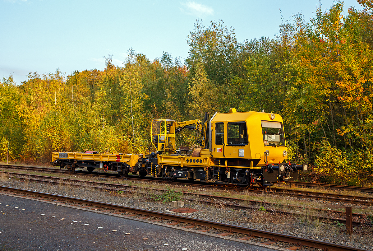 Das Gleisarbeitsfahrzeug GAF 100 R (Schweres Nebenfahrzeug Nr. 97 17 50 011 18-3) mit dem Gleiskraftwagenanh�nger H27 (Schweres Nebenfahrzeug Nr. 35.1.081) der DB Netz AG steht am 16.10.2018 beim Bahnhof Herdorf.