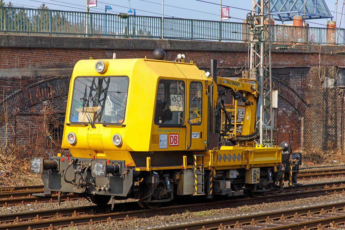 Das Gleisarbeitsfahrzeug GAF 100 R/A (Schweres Nebenfahrzeug Nr. 97 17 52 005 18-3) der DB Netz AG steht am 23.03.2015 im Bereich vom Hbf Siegen und wartet auf Rangierfahrt.

Das GAF 100 R wurde 1997 von GBM (Gleisbaumechanik Brandenburg/H. GmbH) unter der Fabriknummer 62.1.156 gebaut, es hat die EBA Nummer EBA 97 N07 N005

Technische Daten GAF:
Achsfolge: B
L�nge �ber Puffer: 9.100 mm
Achsabstand: 4.800 mm
H�chstgeschwindigkeit (Hg): 100 km/h
Eigengewicht: 17 t
Zul. Anh�ngelast: 40 t, bzw. 80 t mit Regelzugeinrichtung dann Hg max. 60 km/h
Nutzlast : 5,0 t
Zur Mitfahrt zugel. Personen: 6
Der Antrieb des zweiachsigen Fahrzeuges erfolgt von einem 6 Zylinder, wassergek�hlten MAN D 0826 LOH 07 Dieselmotor mit 169 kW (230 PS) Leistung �ber Lastschaltwendegetriebe auf die Radsatzgetriebe.
