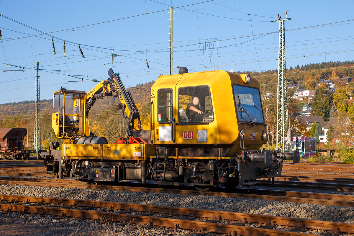 Das Gleisarbeitsfahrzeug GAF 100 R/A (Schweres Nebenfahrzeug Nr. 97 17 52 012 18-9) der DB Bahnbau Gmbh f�hrt am 27.10.2015 durch Betzdorf/Sieg in Richtung Siegen.

Das GAF 100 R wurde 1997 von GBM (Gleisbaumechanik Brandenburg/H. GmbH) unter der Fabriknummer  62.1.163 gebaut.

Technische Daten GAF:
Achsfolge: B
L�nge �ber Puffer: 9.100 mm
Achsabstand: 4.800 mm
H�chstgeschwindigkeit (Hg): 100 km/h
Eigengewicht: 17 t
Zul. Anh�ngelast: 40 t, bzw. 80 t mit Regelzugeinrichtung dann Hg max. 60 km/h
Nutzlast : 5,0 t
Zur Mitfahrt zugel. Personen: 6
Der Antrieb des zweiachsigen Fahrzeuges erfolgt von einem 6 Zylinder, wassergek�hlten MAN D 0826 LOH 07 Dieselmotor mit 169 kW (230 PS) Leistung �ber Lastschaltwendegetriebe auf die Radsatzgetriebe. 