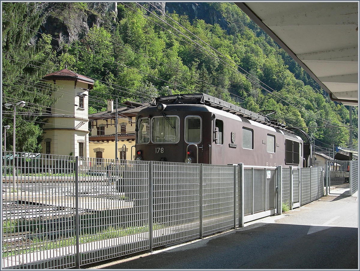 Das hier der Zaun das Foto, nun sagen wir mal eher unvorteilhaftdominiert, war mir schon im Vorfeld klar, also teste ich am Sonntag schon mal meine kleine Coolpix 7900 für einen  Sondereinsatz : denn die kliene Kamera kann durch das Zaungitter durchgeschoben werden und dann ist immerhin eine eingschränktes fotofrafieren möglich. Zudem fürchte ich (übrigens vergebens) Zoll-, Polizei oder gar Bahn Personal welches mein Fotovergnügen eher wenig schätzen wurden, auch hier hätte die kleine Kamera Pluspunkte gesammelt. 

Kurz zum Bild, soweit man was sieht: Die BLS Re 4/4 178  Schwarzenburg  ist mit ihrem  Tunnelautozug in Iselle eingetroffen.