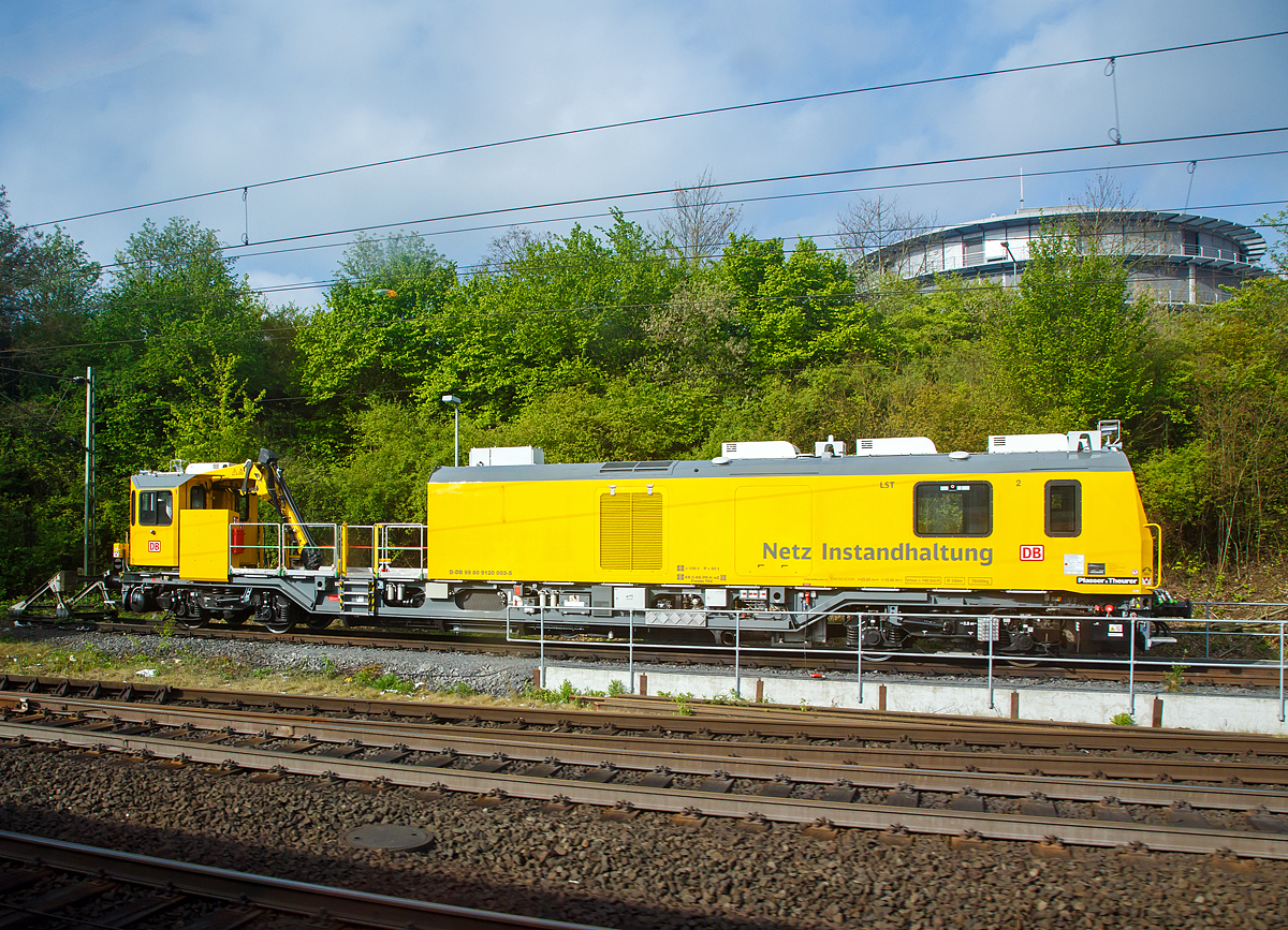 
Das Instandhaltungsfahrzeug  Leit- und Sicherungstechnik (LST) 740 102 (D-DB 99 80 9120 003-5) der DB Netz AG, abgestellt am 06.05.2017 Bahnhof Kassel-Wilhelmshöhe (aufgenommen aus einem Zug heraus). Gebaut wurde das Fahrzeug 2016 von Plasser & Theurer.