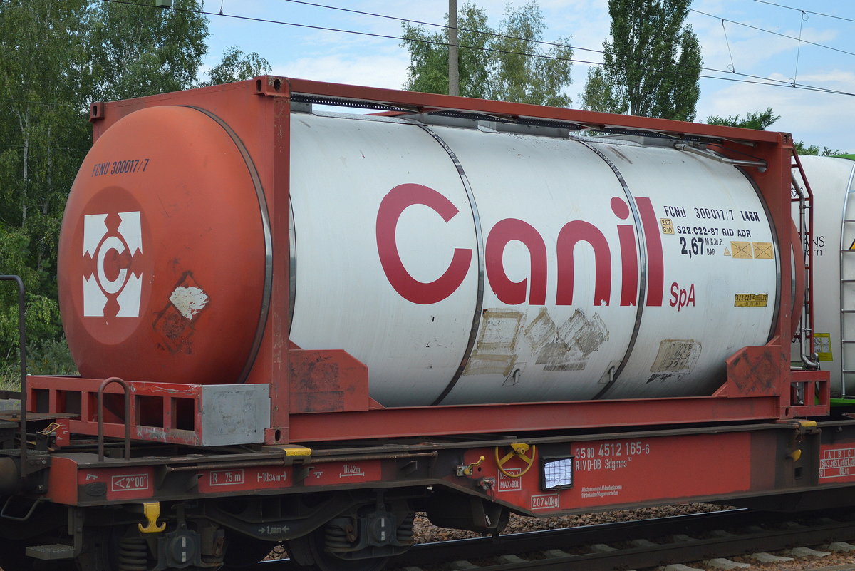 Das italienische Intermodalunternehmen Canil SpA mit einem ihrer Tank Container am 13.07.16 Bf. Flughafen Berlin-Schönefeld.