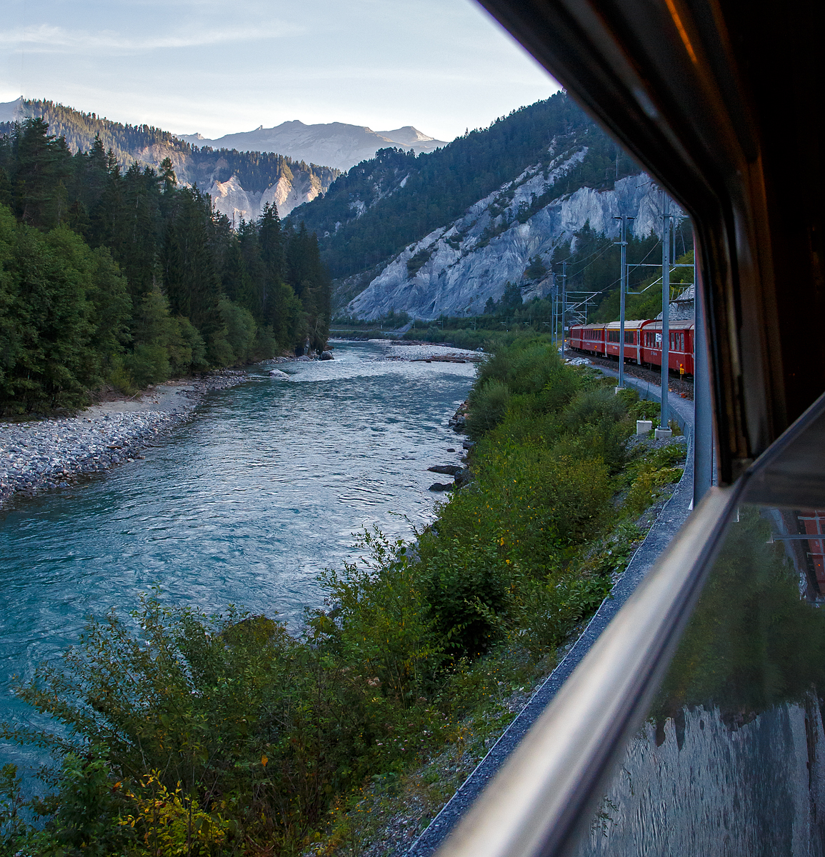 Das kleine schmale Flüsschen, ist der Rhein.... 
Gezogen von der RhB Ge 4/4 II 632 „Zizers“ fahren wir am 07.09.2021 mit dem RE 1721 nach Disentis/Mustér. Hier ein Blick auf die Rheinschlucht bzw. den Rhein zwischen Versam-Safien und Valendas-Sagogn.