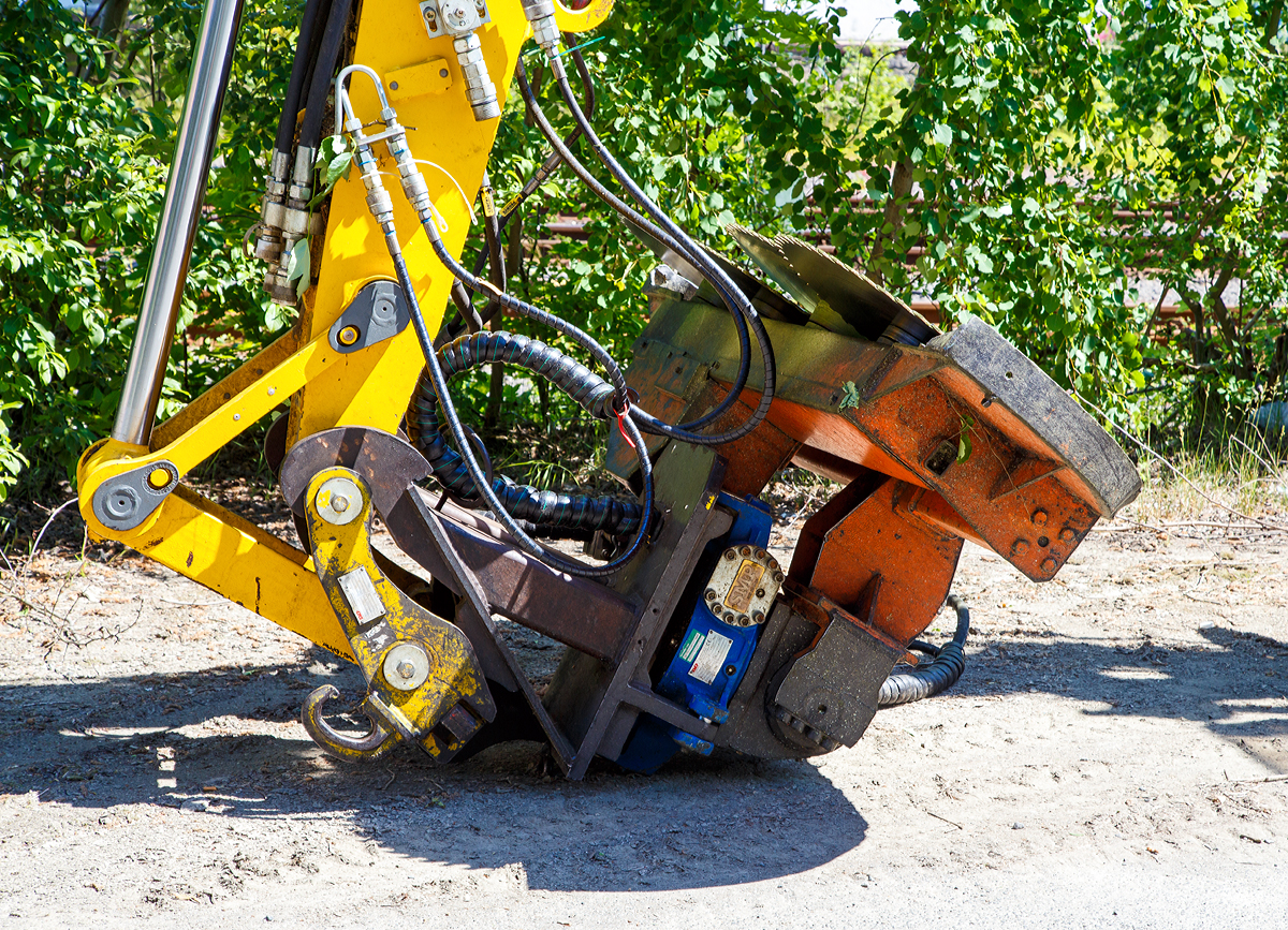 
Das Lichtraumprofil der Strecken muss frei bleiben...
Hydraulisches Lichtraumprofilschneidgerät (hydraulische Astkreissäge) angebaut an einem Liebherr- Zweiwegebagger der ARBOTEC GmbH abgestellt am 10.06.2015 in Burbach (Siegerland).
