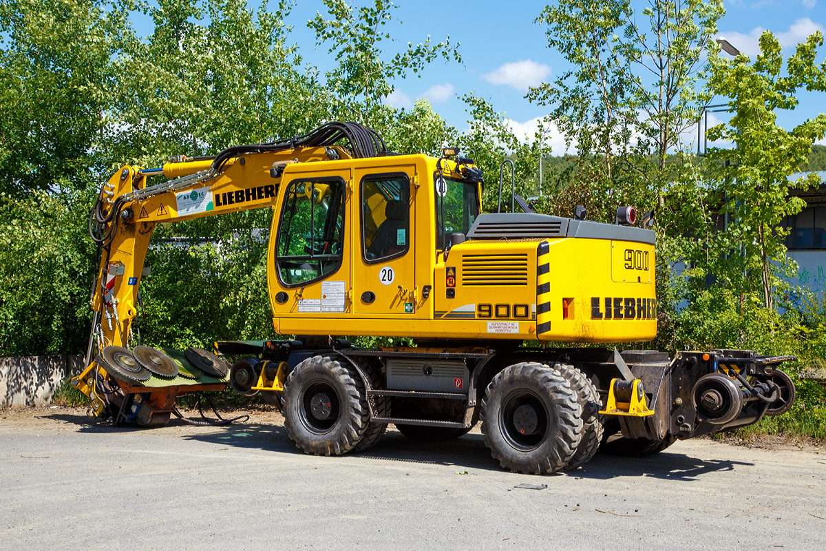 
Das Lichtraumprofil der Strecken muss frei bleiben....
Mit einem hydraulischem Lichtraumprofilschneidgerät (hydraulischer Astkreissäge) war der Liebherr A 900 C ZW Li (Litronic) / 1031 Zweiwegebagger mit Vier-Punkt-Abstützung der ARBOTEC GmbH aus Langenfeld, Kleinwagen Nr. D-ALAND 99 80 9903 225-7, in Burbach (Siegerland)  am 10.06.2015 abgestellt. 