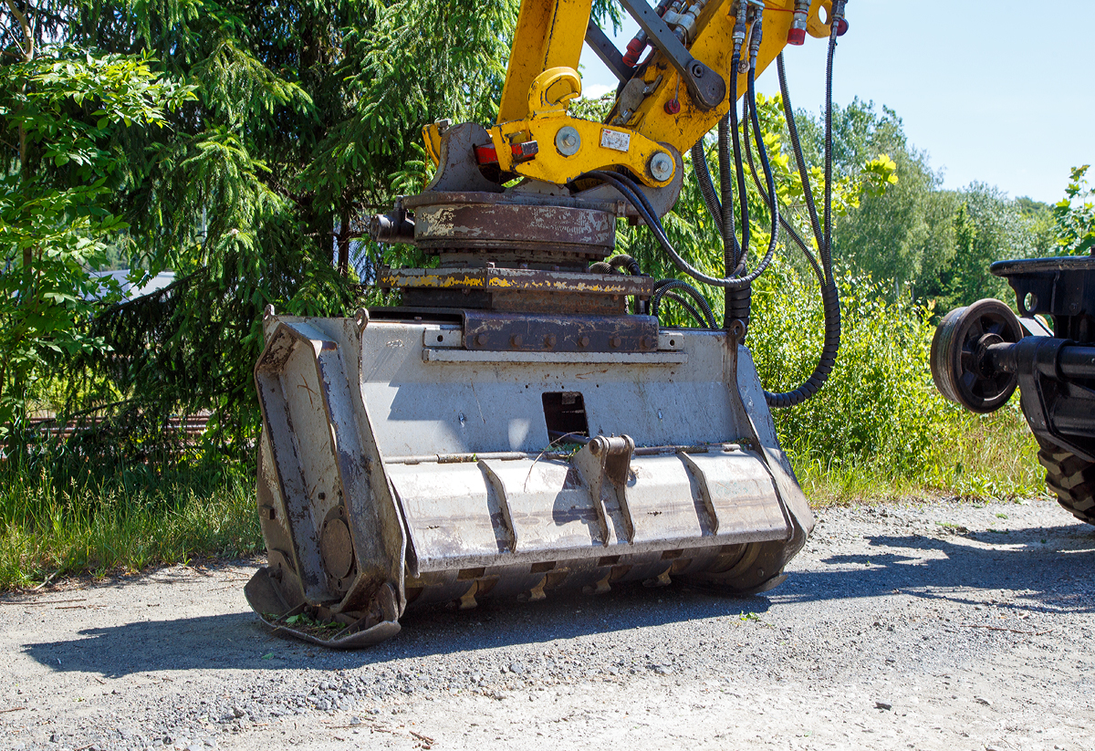 
Das Lichtraumprofil der Strecken muss frei bleiben....
Hydraulischer Mulchkopf und hydraulische Werkzeugdrehvorrichtung angebaut an einem Liebherr-Zweiwegebagger der ARBOTEC GmbH abgestellt am 10.06.2015 in Burbach (Siegerland).