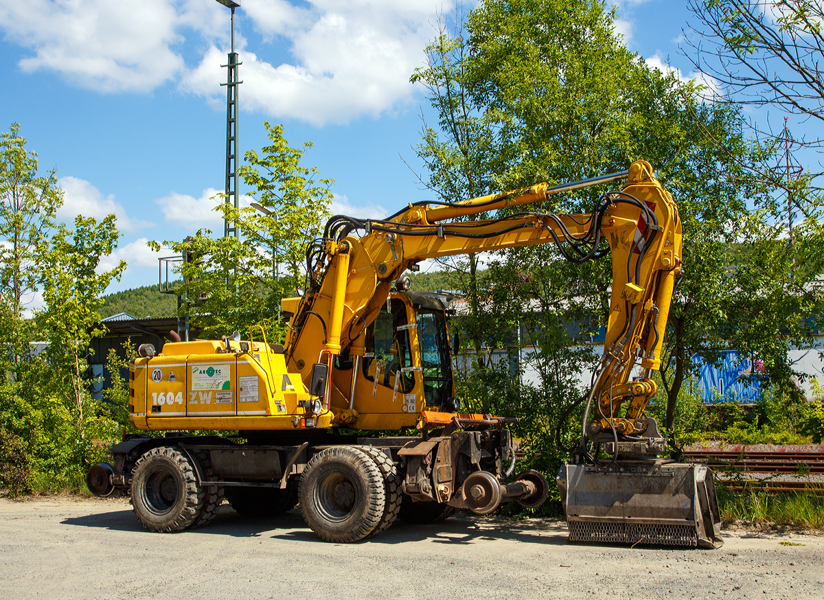 
Das Lichtraumprofil der Strecken muss frei bleiben....
Mit einem hydraulischem Mulchkopf war der ATLAS-TEREX 1604 KZW (Zweiwegebagger 1604 ZW-WB mit Abstützpratzen) der ARBOTEC GmbH aus Langenfeld, Kleinwagen Nr. 97 51 90 551 60-9, abgestellt am 10.06.2015 in Burbach (Siegerland).