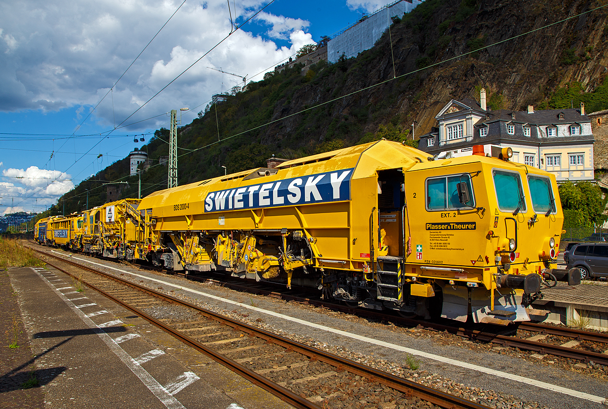Das Plasser & Theurer Schotterbewirtschaftungssystem BDS 2000-4 (eine Schotterverteilmaschine), Schweres Nebenfahrzeug Nr. D-SWIE 99 80 9125 002-2, ist mit der Plasser & Theurer Vierschwellen-Universalstopfmaschine Unimat 09-32/4S Dynamic , Schweres Nebenfahrzeug Nr. A-SWIE 99 81 9123 002-3, am 02.09.2020 im Bf. Koblenz-Ehrenbreitstein abgestellt. Beide Maschinen gehören der SWIETELSKY Baugesellschaft m.b.H..

Das BDS 2000-4 wurde 2011 von Plasser & Theurer unter der Maschinen Nummer 913 gebaut .Die Unimat 09-32/4S Dynamic wurde 2004 von Plasser & Theurer unter der Maschinen Nummer 3122 gebaut.
