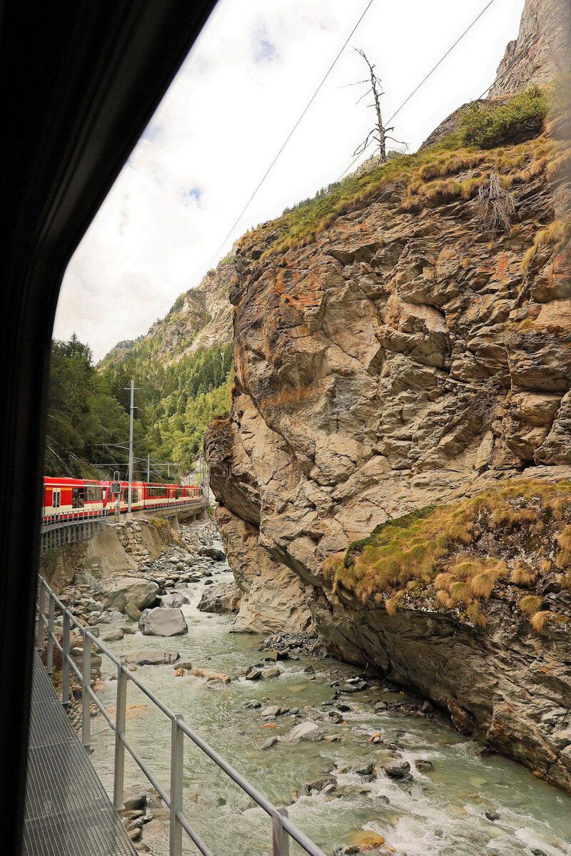 Das Problem der fixen Fenster bei der MGB. Weiter oben in der Kipfenschlucht mit Blick auf die Triebwagen ABDeh4/8 2025 und ABDeh4/10 2011. Wieder ein Bild, das erhebliche  Reparaturen  brauchte. 30.August 2025 