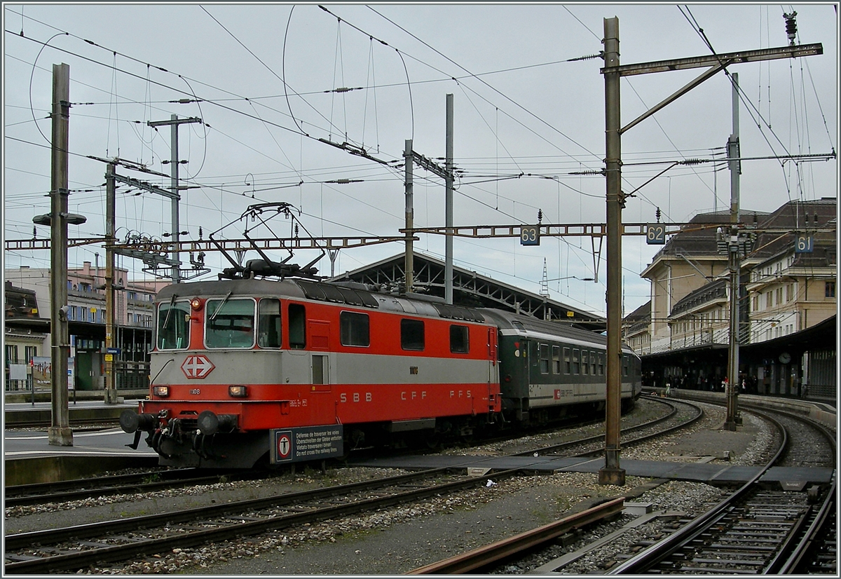 Das der Ratschlag  Fotos von dem Bahnsteig abgewandten Seite  nicht immer ein guter Ratschlag ist zeigt dieses Bild der Swiss Express Re 4/4 II 11108 in Lausanne.
16. Okt. 2013