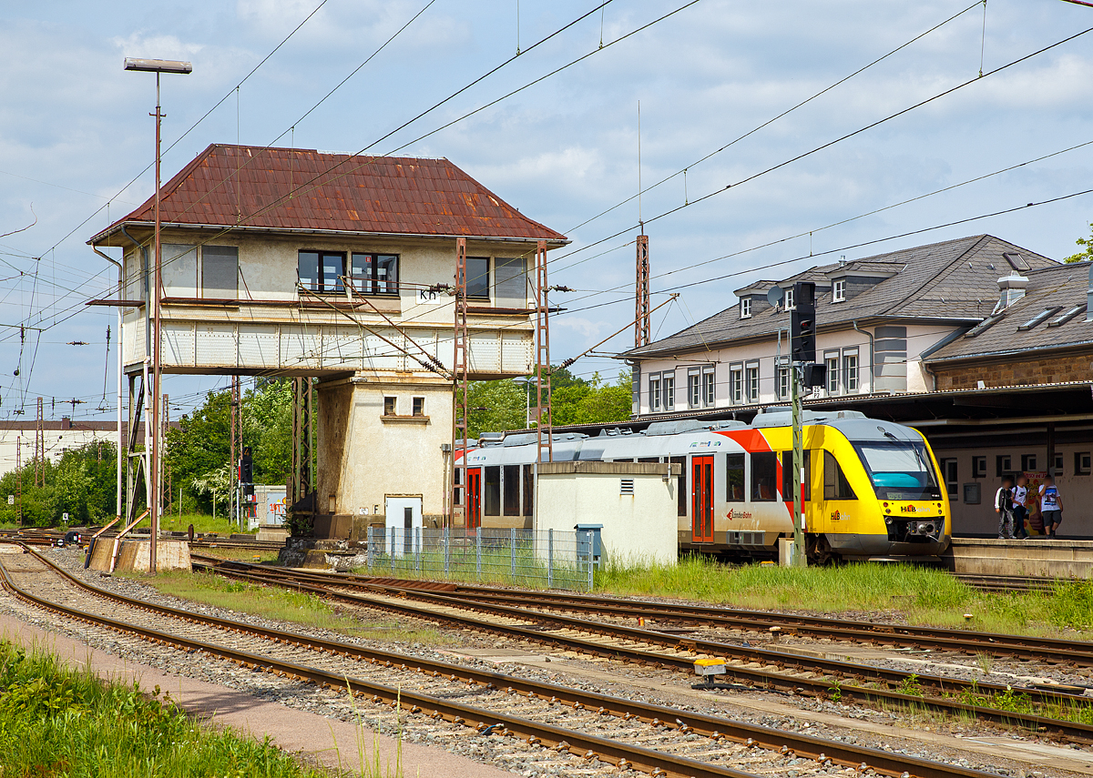 
Das Reiterstellwerk Kreuztal Nord (Kn) am 12.05.2018, dahinter im Bahnhof Kreuztal ein LINT 41 der HLB als RB 93  Rothaarbahn  (Betzdorf - Siegen - Bad Berleburg). 

Das elektromechanische Wärterstellwerk wurde 1931 gebaut und steht heute Denkmalschutz. Es ist nicht mehr in Betrieb, seit 2015 wird alles über das ESTW Finnentrop gesteuert. 

Das Reiterstellwerk gibt es auch als Spur 1 Modell von Märklin als Bausatz zu kaufen.