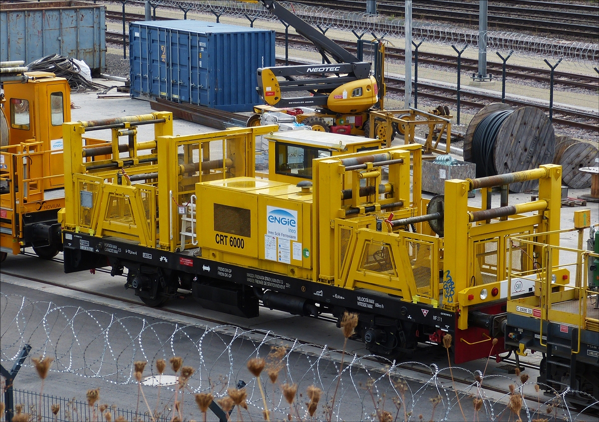 Das reversible Schienenfahrzeug CRT 6000 (SNCF  CRT 6000  99 87 9 532 501-3) dient als Wartungsfahrzeug, zum Bergen von verschlissenen Oberleitungen und Wartung von Oberleitungen, es kann ohne gewendet zu werden in beiden Richtungen arbeiten. Der Wagen stand am 31.08.2018 in der Abstellung nahe Hollerich und wurde von der Straße aus aufgenommen. (Hans)