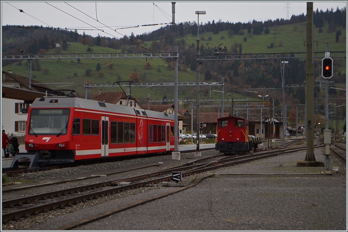 Das Schmalspur- und Noramlspurbahnnetz der CJ ber�hren sich nicht, trotzdem sind hier in Glovelier ein Schmalspur GTW und der Normalspur Tm 232 182-7 der CJ zu sehen. 
17. Nov. 2014
