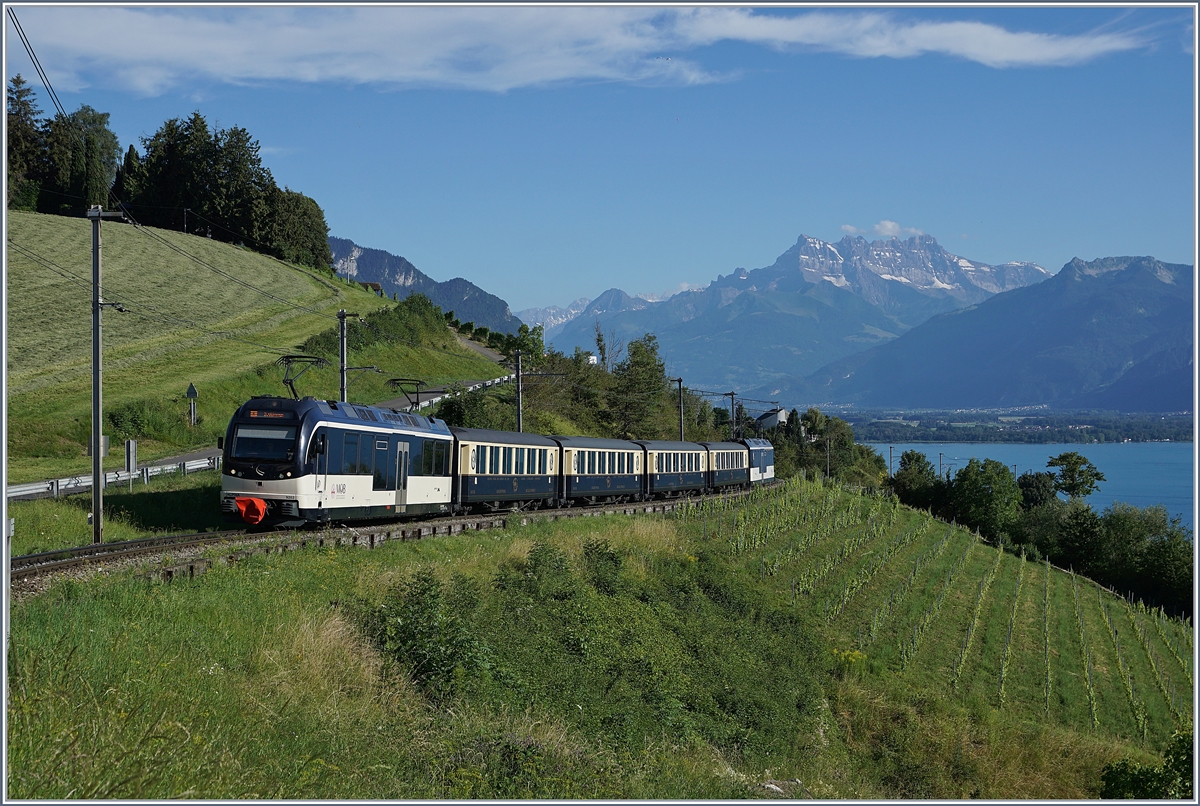 Das schöne Wetter lockte, aber die Distanz sollte gewahrt bleiben - also verkehrt der MOB Belle Epoque Zug hier in der Standart-Formation. Das Bild entstand wiederum bei Planchamp mit dem von Montreux nach Zweisimmen fahrenden Belle Epoque Zug.

8. Juli 2020