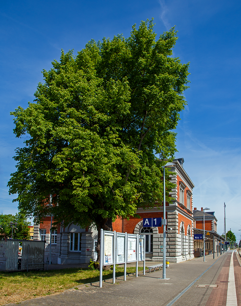 Das sehr schöne Empfangsgebäude vom Bahnhof Bützow am 16.05.2022 von der Gleisseite.

Der Bahnhof Bützow in der gleichnamigen Stadt Bützow im Landkreis Rostock in Mecklenburg-Vorpommern wird im Nah- und Fernverkehr bedient. Er liegt an der Bahnstrecke Bad Kleinen–Rostock (KBS 100) und ist Ausgangspunkt der Bahnstrecke (KBS 175) Bützow–Pasewalk–Szczecin Główny (Stettin Hbf / Pommern / Polen). 