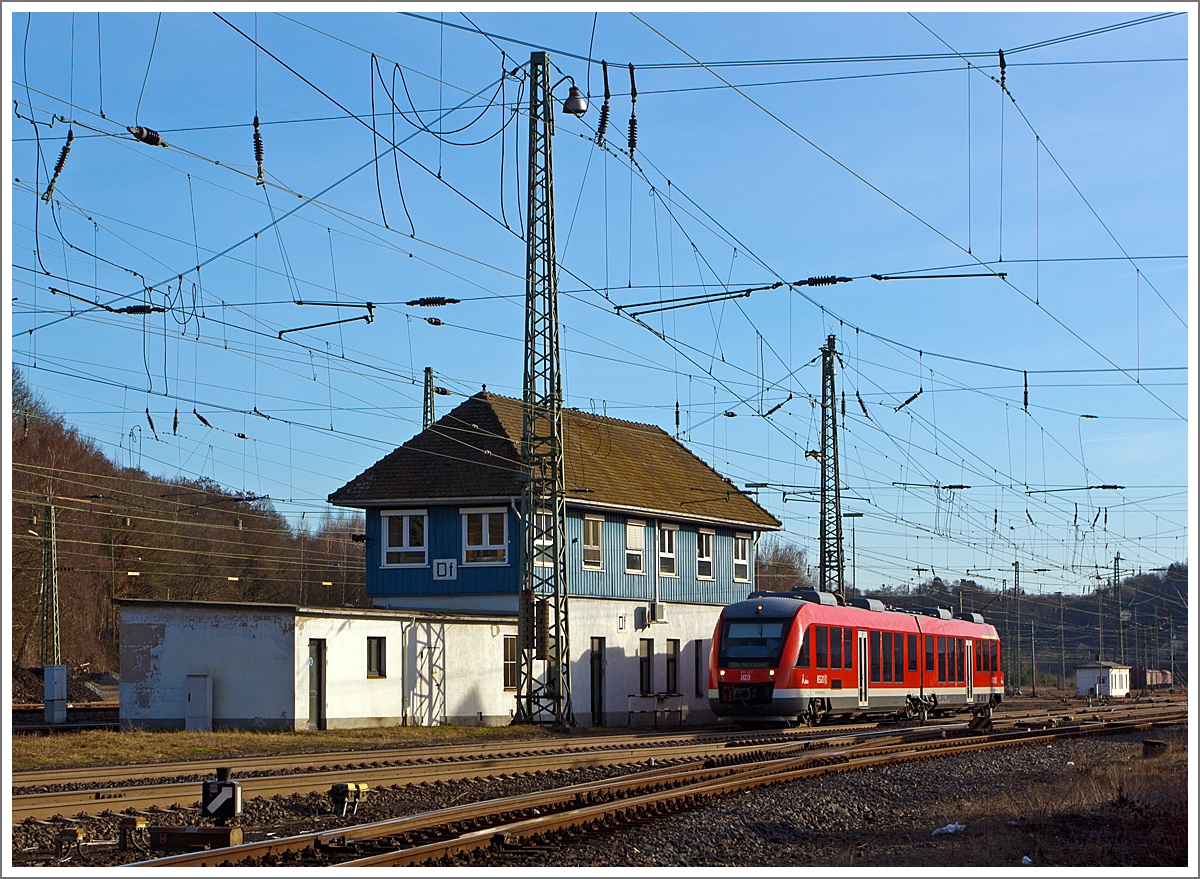 Das Stellwerk Dillenburg Fahrdienstleiter (Df) am 24.02.2014. 

Davor fährt gerade ein LINT 41 (648 203 / 703) der DreiLänderBahn.
