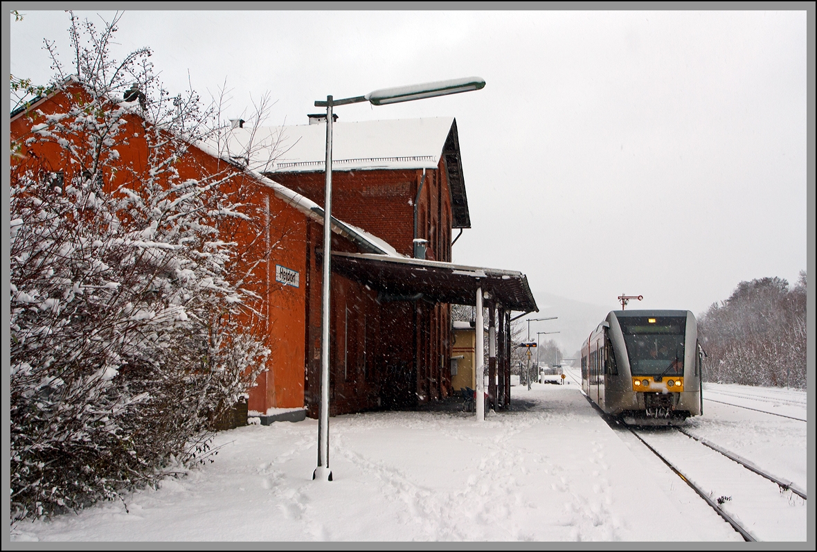 Das Sturmtief Xaver hat Schnee gebracht....

Ein Stadler GTW 2/6 der Hellertalbahn als RB 96 - Hellertal-Bahn (Neunkirchen-Herdorf-Betzdorf) am 06.12.2013 im Bahnhof Herdorf.