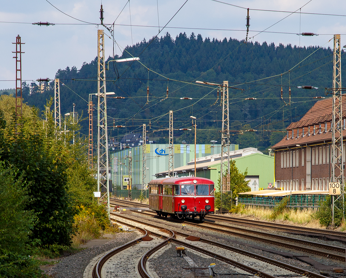 
Das S�dwestf�lisches Eisenbahnmuseum in Siegen hatte das bekannte allj�hrliche Lokschuppenfest (24. u. 25.08.2019), anl�sslich dieses fanden Schienenbus Pendelfahrten zwischen Siegen und Kreuztal statt. Hier f�hrt am 25.08.2019 die zweiteilige Uerdinger-Schienenbus-Garnitur der OEF - Oberhessische Eisenbahnfreunde e.V. aus Gie�en durch Siegen-Geisweid.

Vorne der Steuerwagen VS 996 677-1 (95 80 0996 677-0 D-OEF), ex DB 996 677-1, ex DB 998 677-9, ex DB VS 98 077 und dahinter der VT 798 829-8 (95 80 0798 829-7 D-OEF), ex DB 798 829-8, ex DB VT 98 9829.

Der VS wurde 1959 von der Waggonfabrik Uerdingen AG in Krefeld-Uerdingen unter der Fabriknummer 66518 gebaut, der VT wurde 1962 von MAN in N�rnberg unter der Fabriknummer 146611 gebaut.
