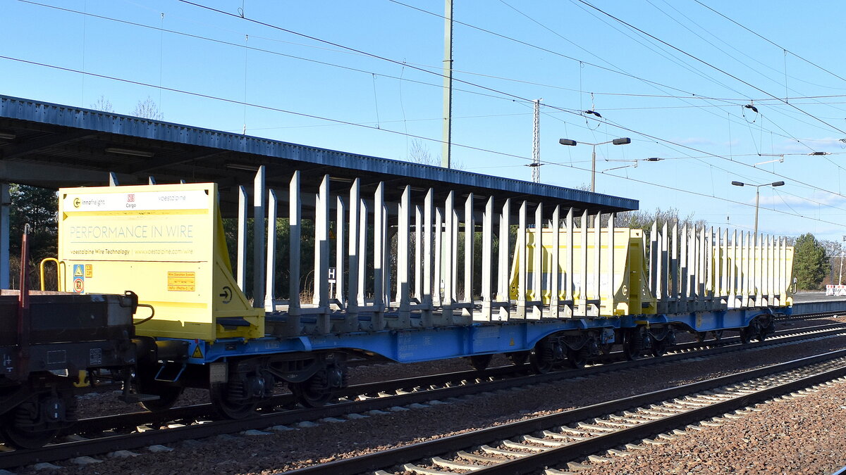 Das Transportsystem Smart GigaWood von Innofreigt in Österreich mit der Drehstell-Transportwageneinheit wohl an DB Cargo vermietet mit der Nr. 35 TEN GE 81 A-IF 4657 593-3 Sggmrrs in einem gemischten Güterzug am 17.03.26 Höhe Bahnhof Schönefeld bei Berlin.