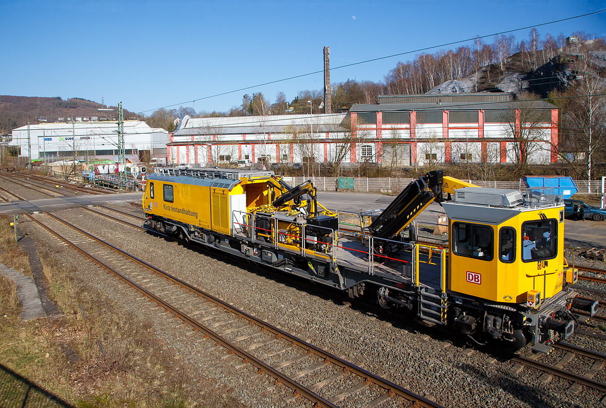 Das Tunnelinspektionsfahrzeug TIF 705 101 (Schweres Nebenfahrzeug Nr.99 80 9146 001-9 D-DB) der DB Netz AG fährt am 24.03.2021 durch Niederschelden in Richtung Siegen.

Das TIF 705 101 wurde 2016 von Plasser & Theurer in Linz (A) unter der Fabriknummer 6358 gebaut und an die DB Netz AG geliefert. 

Diese TIF der BR 705.1, eine neue Generation von Instandhaltungsfahrzeugen der DB Netz AG die von Plasser & Theurer entwickelt und gebaut werden, sie werden auch als Multifunktionales Instandhaltungsfahrzeug (MISS) bezeichnet. Grundgedanke für diese Fahrzeuge ist ein Einsatz über die verschiedenen Gewerke hinaus, dass heißt, dass die Fahrzeuge zum einen als herkömmliche Gleisarbeitsfahrzeuge, andererseits aber auch für die Tunnelinstandhaltung (TIF) und als Schneeräumfahrzeug Verwendung finden. Einige der Fahrzeuge werden auch mit ECTS ausgestattet, um auch Aufgaben der Streckeninstandhaltung auf der neuen Schnellfahrstrecken zu können. 

Das Tunnel-Inspektionsfahrzeug TIF verfügt über insgesamt drei Kräne deren Reichweite bis zu 14,5 m beträgt. Die geräumige, elastisch gelagerte und schallisolierte Kabine hat ein begehbares Dach mit ausfahrbarem Geländer.
 
TECHNISCHE DATEN: 
Spurweite: 1.435 mm
Länge über Puffer:  23.000 mm  
Drehzapfenabstand:  15.400 mm  
Achsstand im Drehgestell: 2.500 mm  
Lauf- und Treibraddurchmesser: 920 mm
Eigengewicht:  76,5 t
Nutzlast: 1,5 t
Bremse  KB C-KE-PR-H mZ (D) 130 t P 80 t
Höchstgeschwindigkeit  140 km/h 
Anhängelast: 50 t 
Zur Mitfahrt zugel. Personenanzahl: 10 
Kleinster befahrbarer Gleisbogen: R=150m
Zul. Streckenkasse: C2 oder höher
Sonstiges: Einsatz auf Steilstrecken genehmigt
