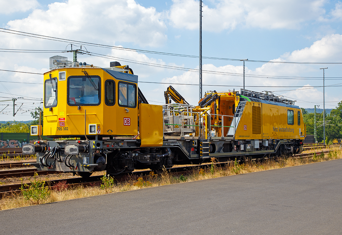 
Das Tunnelinspektionsfahrzeug TIF 705 102 (Schweres Nebenfahrzeug Nr.99 80 9 146 002-7 D-DB) ist am 07.07.2018 beim ICE-Bahnhof Montabaur abgestellt.

Das TIF 705 102 wurde 2016 von Plasser & Theurer in Linz (A) unter der Fabriknummer 6359 gebaut, und erstmals auf der InnoTrans 2016  in Berlin der Öffentlichkeit präsentiert. 

Diese TIF der BR 705.1, eine neue Generation von Instandhaltungsfahrzeugen der DB Netz AG die von Plasser & Theurer entwickelt und gebaut werden, sie werden auch als Multifunktionales Instandhaltungsfahrzeug (MISS) bezeichnet. Grundgedanke für diese Fahrzeuge ist ein Einsatz über die verschiedenen Gewerke hinaus, dass heißt, dass die Fahrzeuge zum einen als herkömmliche Gleisarbeitsfahrzeuge, andererseits aber auch für die Tunnelinstandhaltung (TIF) und als Schneeräumfahrzeug Verwendung finden. Einige der Fahrzeuge werden auch mit ECTS ausgestattet, um auch Aufgaben der Streckeninstandhaltung auf der neuen Schnellfahrstrecken zu können. 
Das Tunnel-Inspektionsfahrzeug TIF verfügt über insgesamt drei Kräne deren Reichweite bis zu 14,5 m beträgt. Die geräumige, elastisch gelagerte und schallisolierte Kabine hat ein begehbares Dach mit ausfahrbarem Geländer.
 
Technische Daten: 
Spurweite: 1.435 mm
Länge über Puffer:  23.000 mm  
Drehzapfenabstand:  15.400 mm  
Achsstand im Drehgestell: 2.500 mm  
Lauf- und Treibraddurchmesser: 920 mm
Eigengewicht:  76,5 t
Nutzlast: 1,5 t
Bremse  KB C-KE-PR-H mZ (D) 130 t P 80 t
Höchstgeschwindigkeit  140 km/h 
Anhängelast: 50 t 
Zur Mitfahrt zugel. Personenanzahl: 10 
Kleinster befahrbarer Gleisbogen: R=150m
Zul. Streckenkasse: C2 oder höher
Sonstiges: Einsatz auf Steilstrecken genehmigt