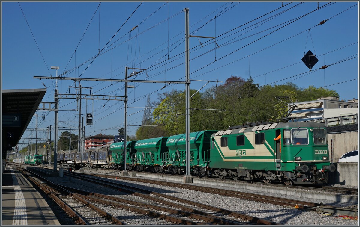 Das Umspurman�ver, das eine ganze Weile dauert (ca. eine Stunde von der Ankunft des Zuges bis zur Abfahrt) zeichnet sich dadurch aus, dass sich die Z�ge Apples - Gland und Gland Apples in Morges auch noch kreuzen! 
So zeigt dieses Schlussbild bereits die von Gland in Morges eingetroffen Re 4/4 II mit ihrem Kieszug der via Auszuggleis in Richtung Lausanne nun auf die Spurwechselanlage geschoben wird und im Hintergrund bereits von den beiden BAM Ge 4/4 erwartet wird. 
Anschliessend wird die Re 4/4 II den Zug welcher der Te auf Ausziehgleis gezogen hat, abholen und nach Gland bringen. 

19. April 2018