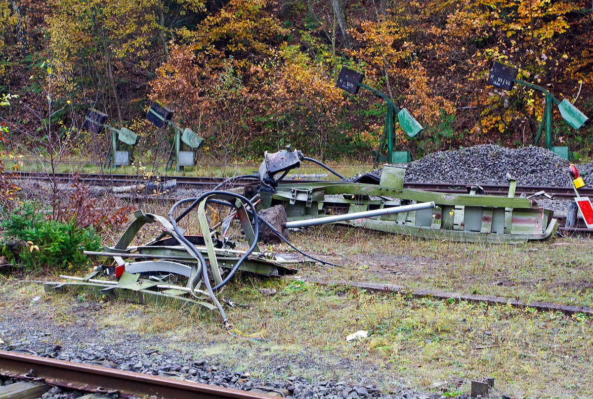 
Das war mal ein Flügelsignal, nun ist es Schrott....
Das ehemalige Ausfahrtsignal (N1) vom Haltepunkt Dahlbruch (Hilchenbach-Dahlbruch) am 02.11.2014. Aufgrund eines Stellwerkfehlers entgleiste am 30.10.2014 hier ein Güterzug, der von Erndtebrück in Richtung Kreuztal unterwegs war, dabei wurde unteranderem dieses Signal umgerissen. Personen wurden nicht verletzt. 

Das Bild zeigt aber auch, welche Gefahr zwischen zwei Gleisen besteht. 

Zurzeit dient das Signal Sh 2 (am rechten Bildrand) als Ausfahrsignal, und wird bei Bedarf vom Fahrdienstleiter aus dem Gleis genommen.
