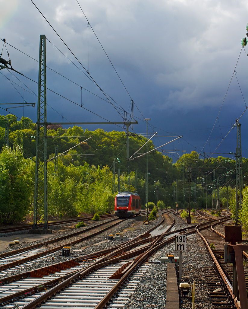 
Das Wetter war heute sehr wechselhaft.......

Der Dieseltriebwagen 640 015 ein Alstom Coradia LINT 27 der DreiLänderBahn als RB 95  Sieg-Dill-Bahn  Au/Sieg - Siegen  -Dillenburg am11.05.2014 kurz vor der Einfahrt in den Bahnhof Betzdorf/Sieg. 
