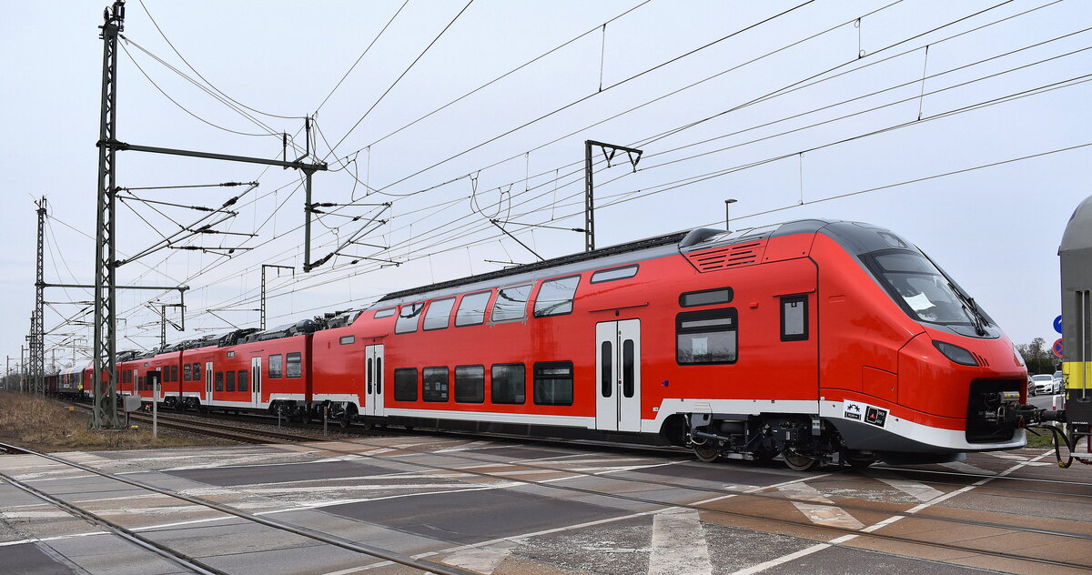 Das wird die neue BR 447 der DB Regio, ein noch völlig unnummerierter Coradia Max 8einer von 18 bestellten Triebzügen) vom Hersteller Alstom bei der Überführung durch die ERC.D GmbH am 24.03.26 Höhe Bahnübergang Rodleben.