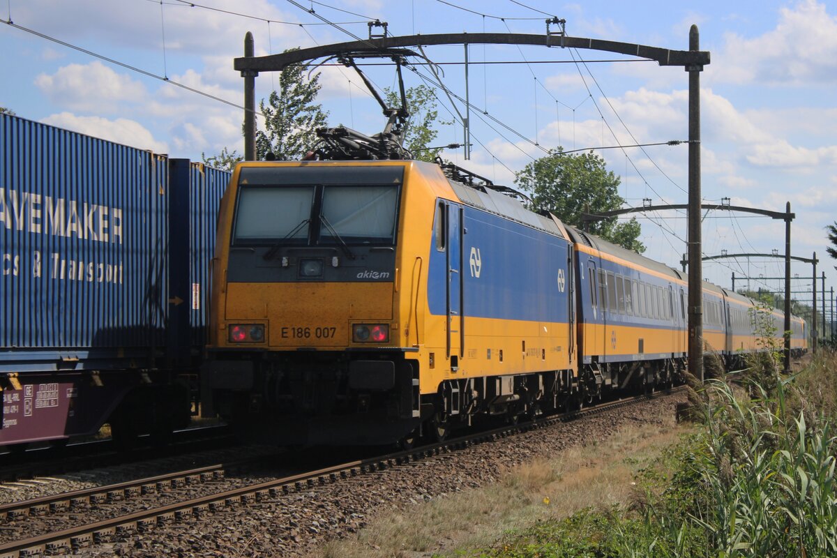Das Zeitlater von ICR Reisewagen bei die NS neigt sich rach zum ENde: ab Dezember 2025 sollen nach 4 Jahrzehnten diese Wagen ausgem�sterd sein und damit werden auch die NS TRAXXen der Reihe 186.0 verschwunden sein. Am 21 Augustus 2025 schiebt 186 007 einer ICR-Garnitur durch Hulten.