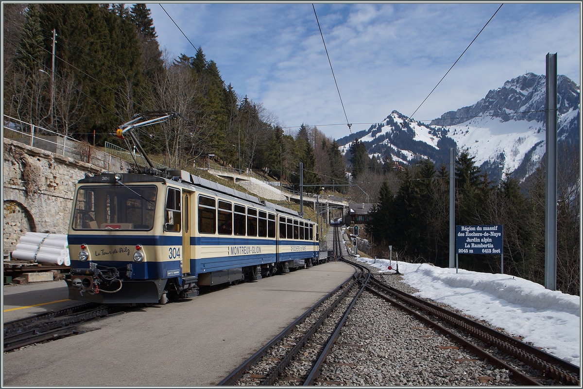 Das Ziel des in Caux ausfahrenden Rochers de Naye Beh 4/8 301 ist links oberhalb des rechten Masts zu sehen: der Rochers de Naye.
10. März 2015