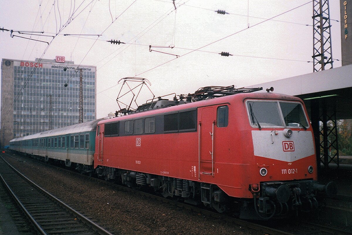 DB 111 012 steht am 17 Juli 1998 mit ein RB nach Dortmund Hbf in Essen Hbf.