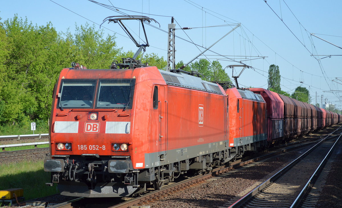 DB 185ér Doppeltraktion 185 052-8 + 185 ???-? mit Erzzug (leer) Richtung Rostock am 18.05.17 Berlin-Hohenschönhausen.